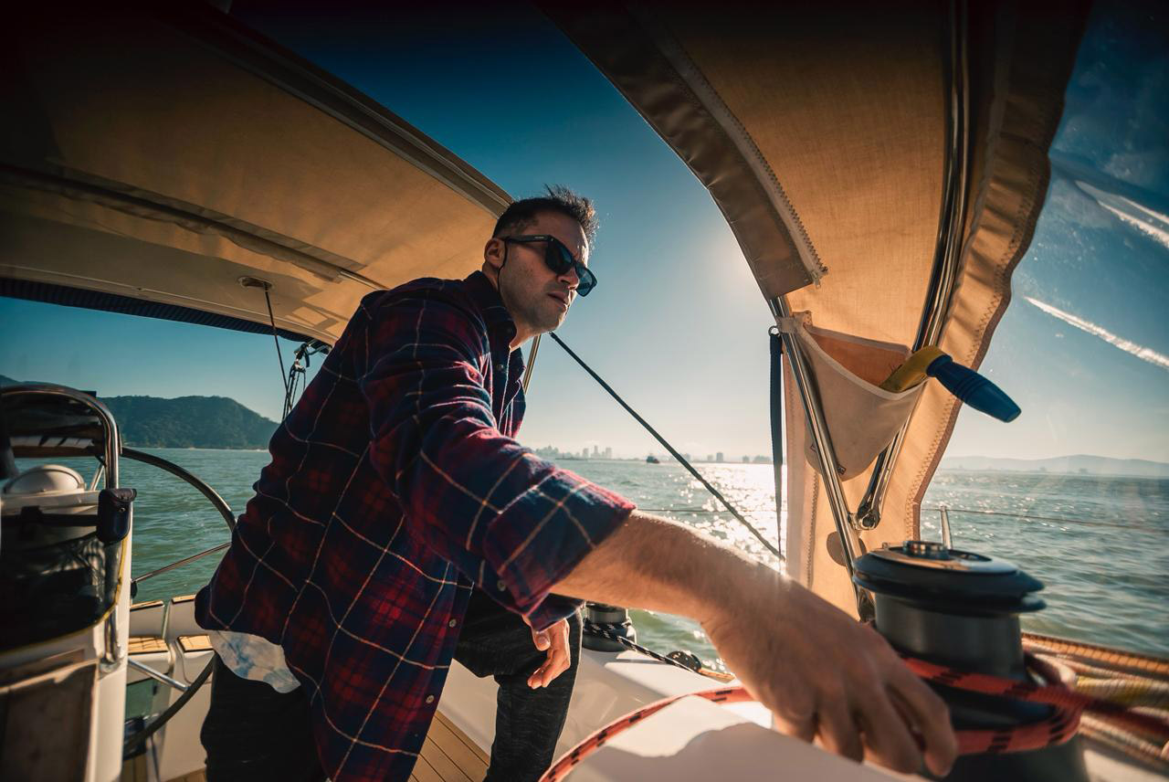 Rodrigo velejando e instruindo a bordo